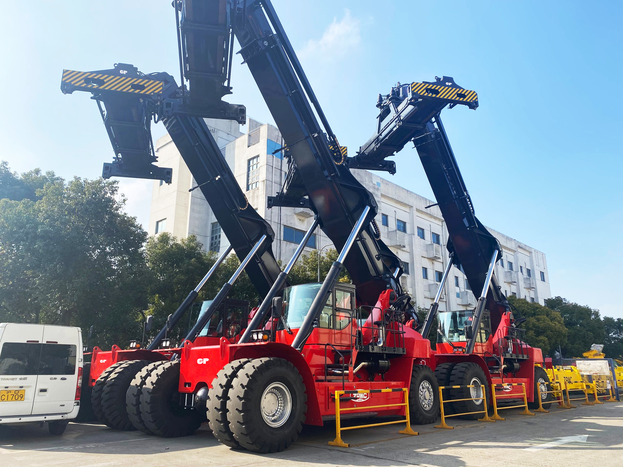 Empileur de conteneurs pour camion à batterie ZR45