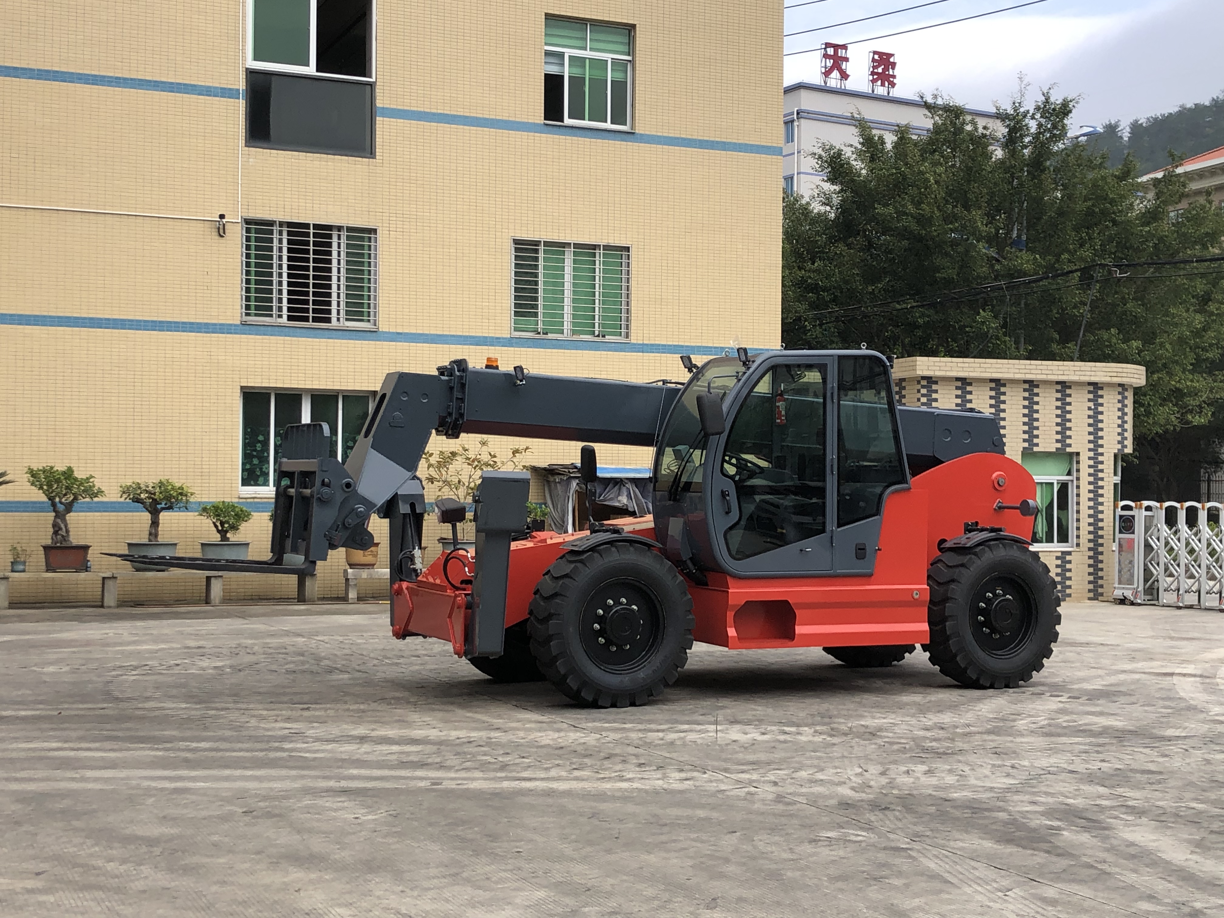  Chariot élévateur télescopique polyvalent GTF40 pour la manutention de matériaux